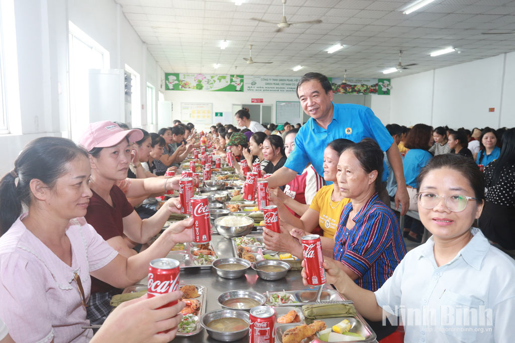 Lãnh đạo Liên đoàn Lao động tham gia chương trình “Bữa cơm Công đoàn”.