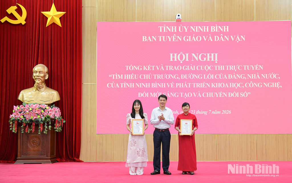 Đồng chí Nguyễn Đức Toàn, Ủy viên Ban Thường vụ Tỉnh ủy, Trưởng Ban Tuyên giáo và Dân vận Tỉnh ủy, Trưởng Ban Tổ chức Cuộc thi trao Giấy chứng nhận cho các cá nhân đạt giải nhất.