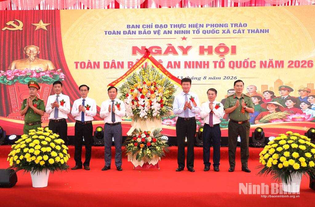 Đồng chí Bí thư Tỉnh uỷ Trần Huy Tuấn dự Ngày hội Toàn dân bảo vệ an ninh Tổ quốc tại Giáo xứ Phú An, xã Cát Thành