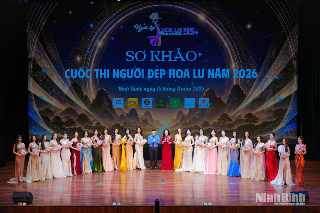 Ban Tổ chức tặng hoa chúc mừng các thí sinh tại vòng Sơ khảo Cuộc thi "Người đẹp Hoa Lư" năm 2026.