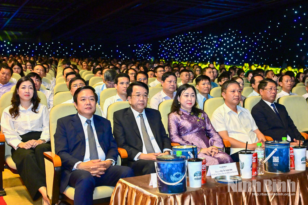 Các đại biểu dự lễ ra mắt phim “Hộ linh tráng sĩ - Bí ẩn mộ vua Đinh”.