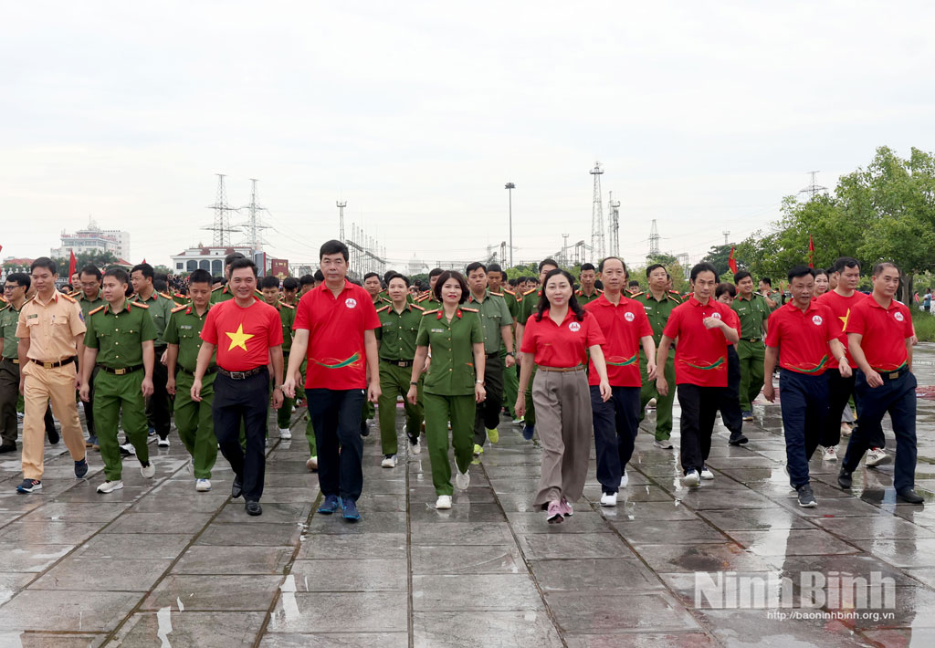 Các đại biểu đi bộ hưởng ứng Chương trình.