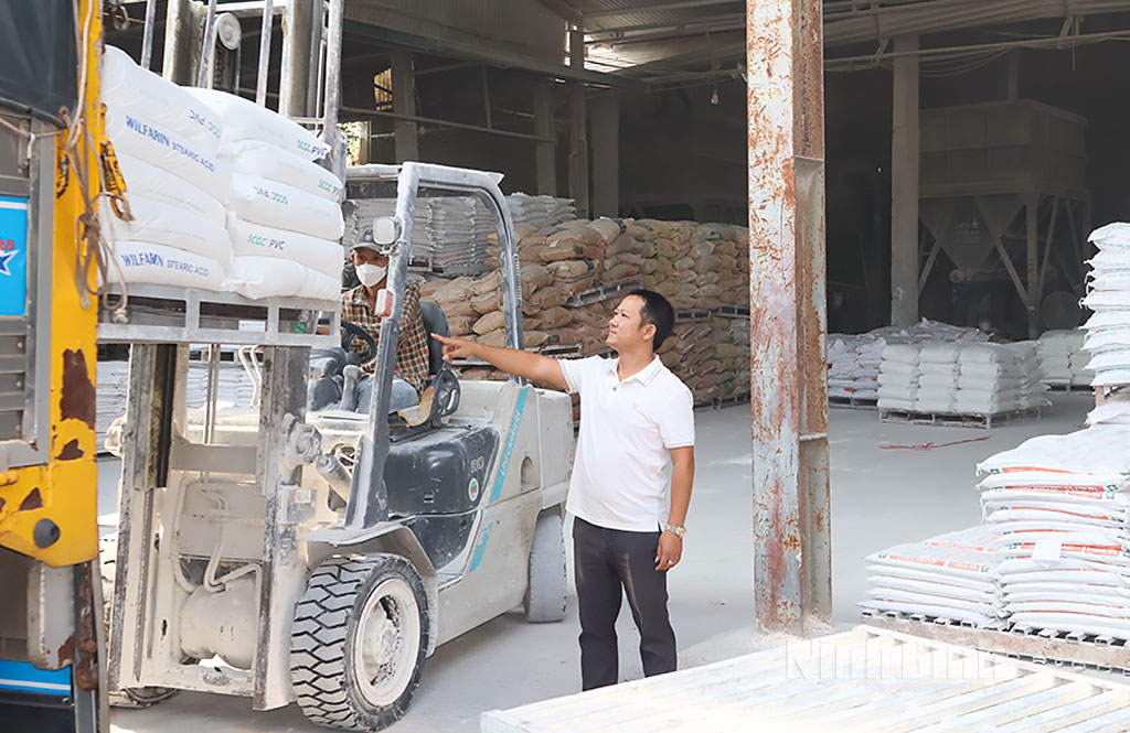 Cơ sở sản xuất của gia đình đồng chí Long được đầu tư dây chuyền khép kín, giúp cho hoạt động sản xuất kinh doanh ngày càng phát triển.
