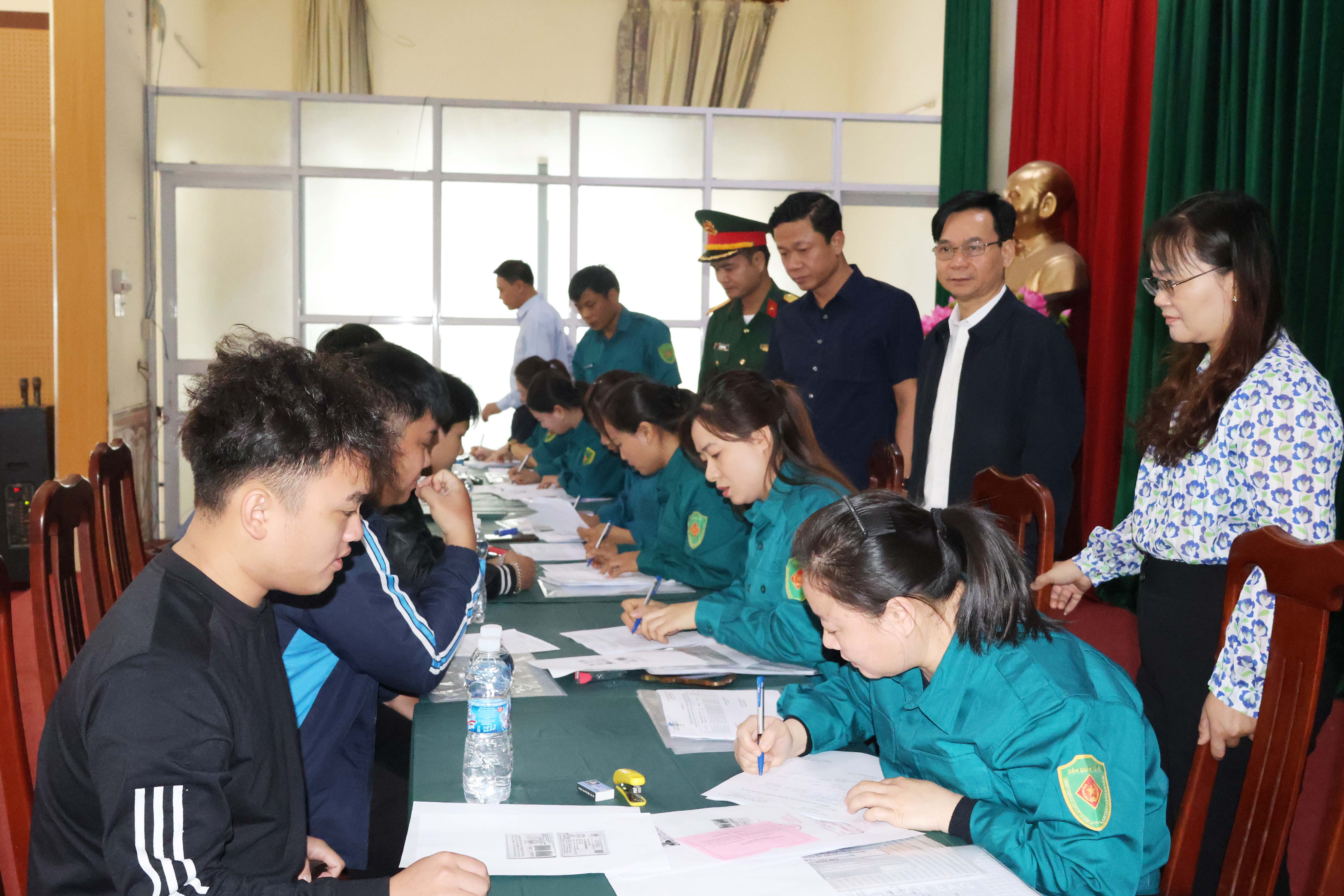 Các đồng chí lãnh đạo phường Châu Sơn động viên thanh niên tham gia khám sức khỏe sơ tuyển NVQS.