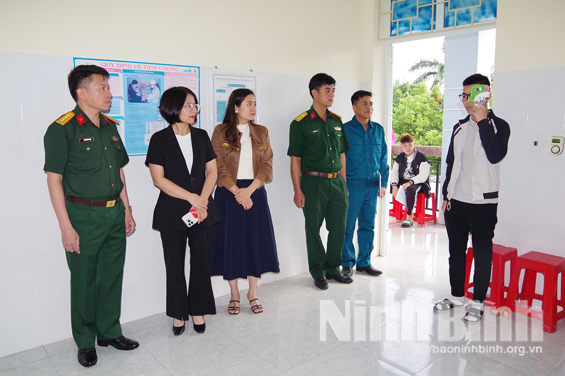 Các đồng chí lãnh đạo Ban Chỉ huy Phòng thủ khu vực 1 - Phù Vân và phường Duy Hà kiểm tra công tác khám sức khỏe sơ tuyển NVQS.