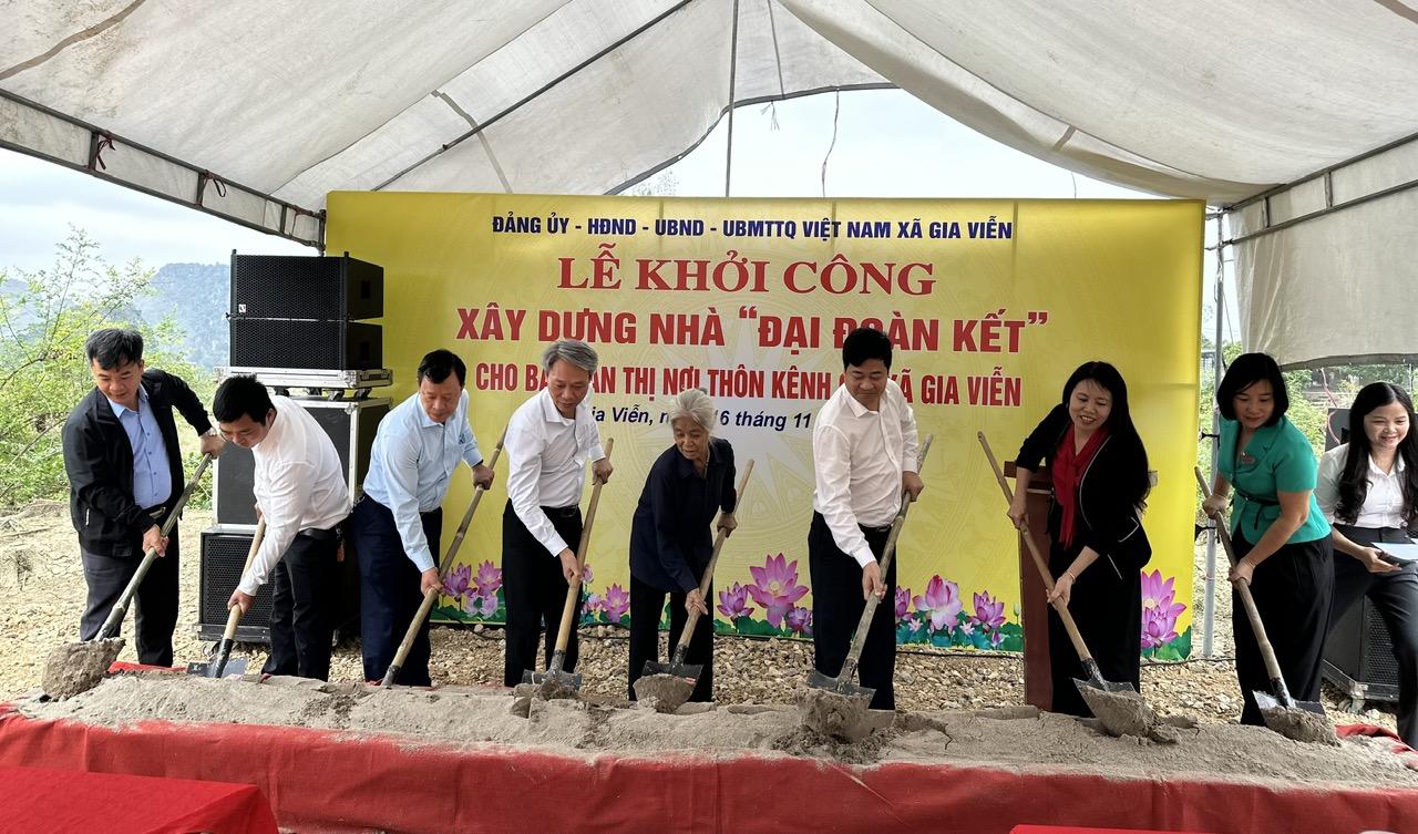 Lãnh đạo xã Gia Viễn và bà Trần Thị Nơi khởi công xây dựng ngôi nhà. Ảnh: Nguyễn Lựu
