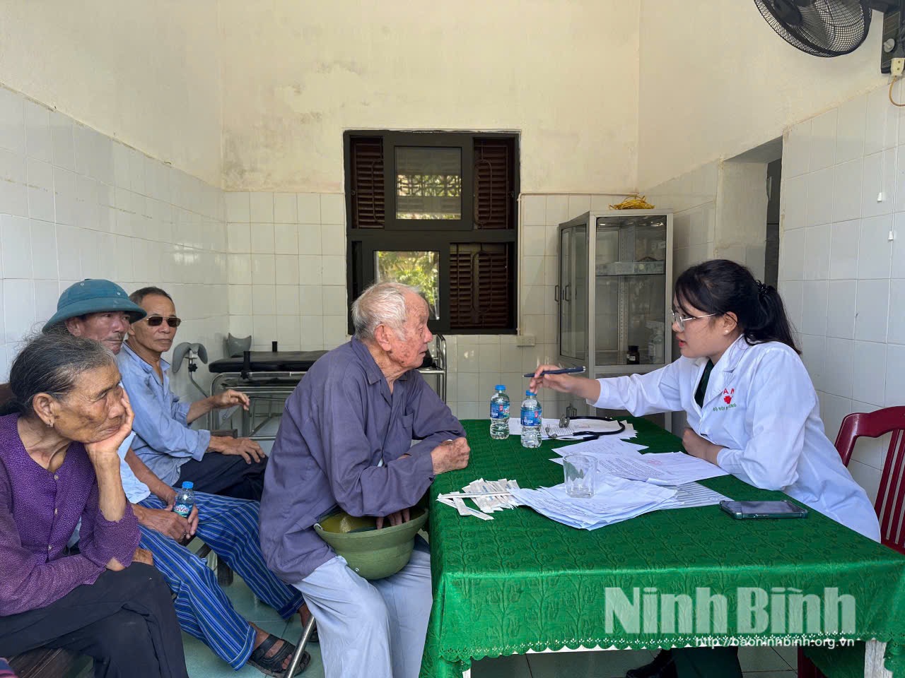 Công tác khám, tư vấn sức khỏe định kỳ tại tuyến y tế cơ sở giúp phát hiện sớm các bệnh mạn tính, giảm gánh nặng điều trị cho người cao tuổi. Trong ảnh: Khám bệnh cho người cao tuổi tại xã Rạng Đông.