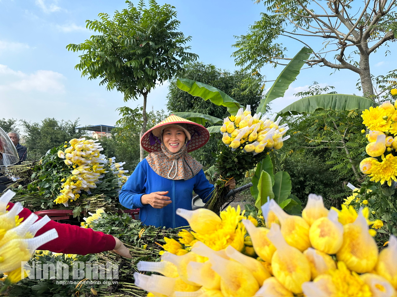 Nụ cười rạng rỡ của người trồng hoa Hồng Hà bên thành quả lao động. Ảnh: Nguyễn Lựu