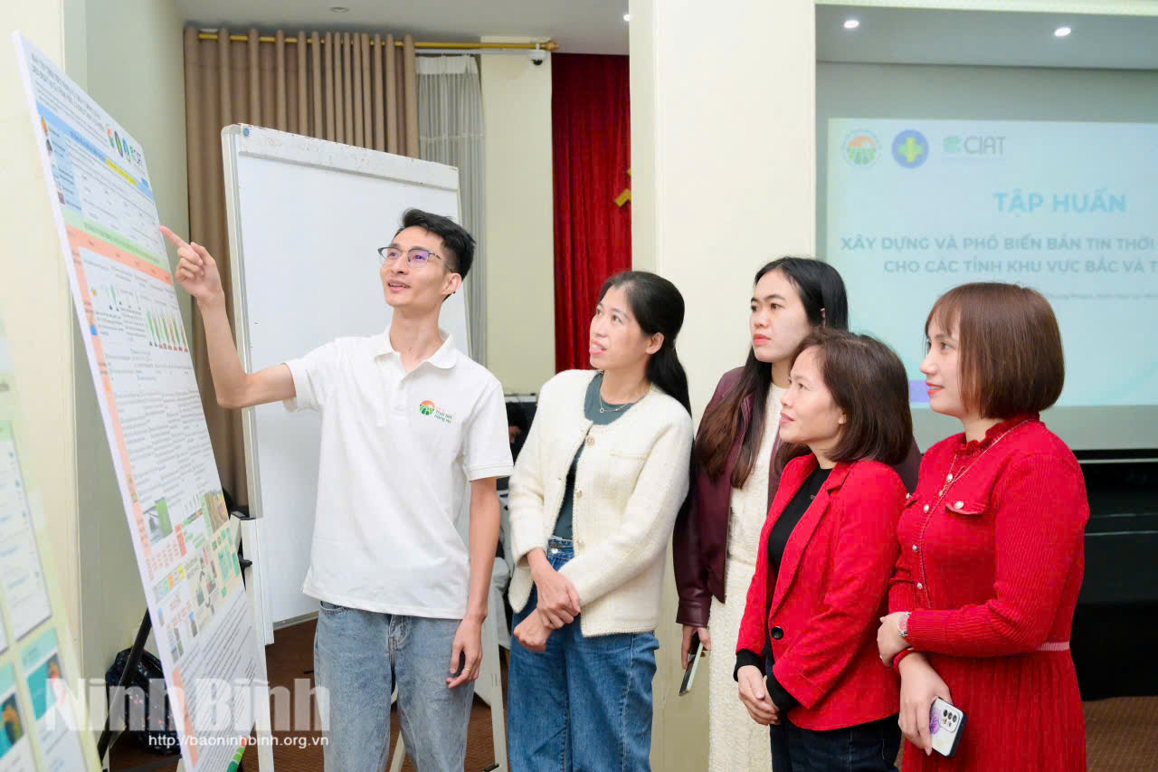 Chuyên gia kỹ thuật của CIAT hướng dẫn cán bộ nông nghiệp của các địa phương xây dựng Bản tin Thời tiết nông vụ. Ảnh: Ngọc Linh