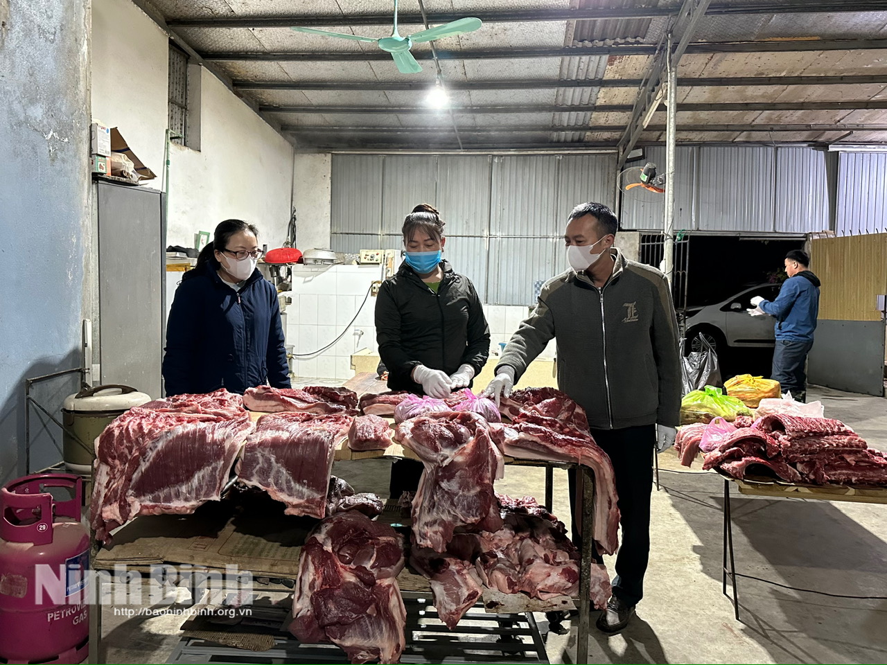 Người lao động tại các cơ sở giết mổ tại xã Yên Mô tuân thủ việc đeo găng tay và thực hiện quy trình sơ chế trên các bệ đỡ sạch sẽ để đảm bảo vệ sinh.