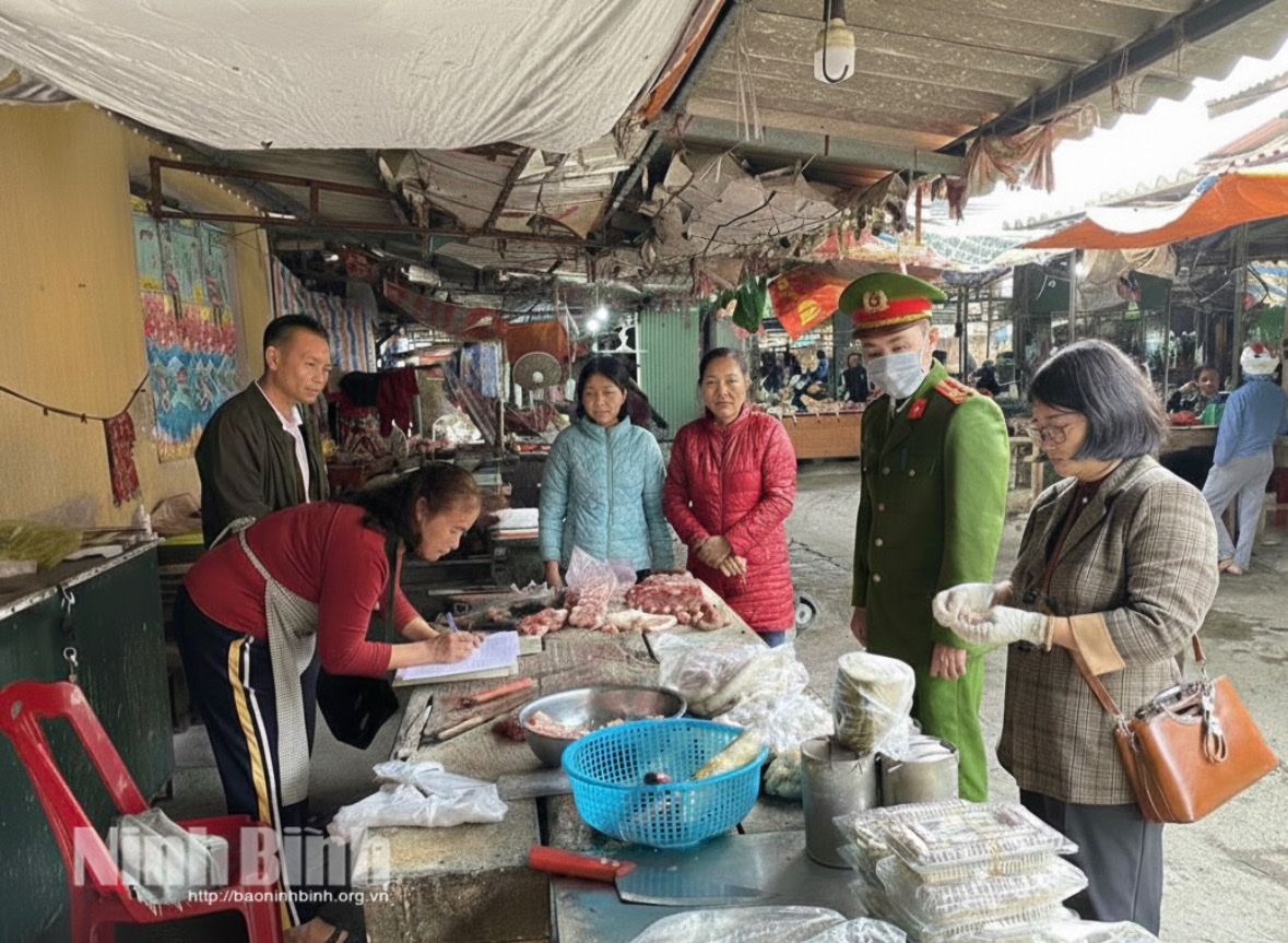 Đoàn kiểm tra liên ngành xã Yên Mô kiểm tra việc tuân thủ các quy định về đảm bảo an toàn thực phẩm của các hộ kinh doanh tại chợ Ngò.