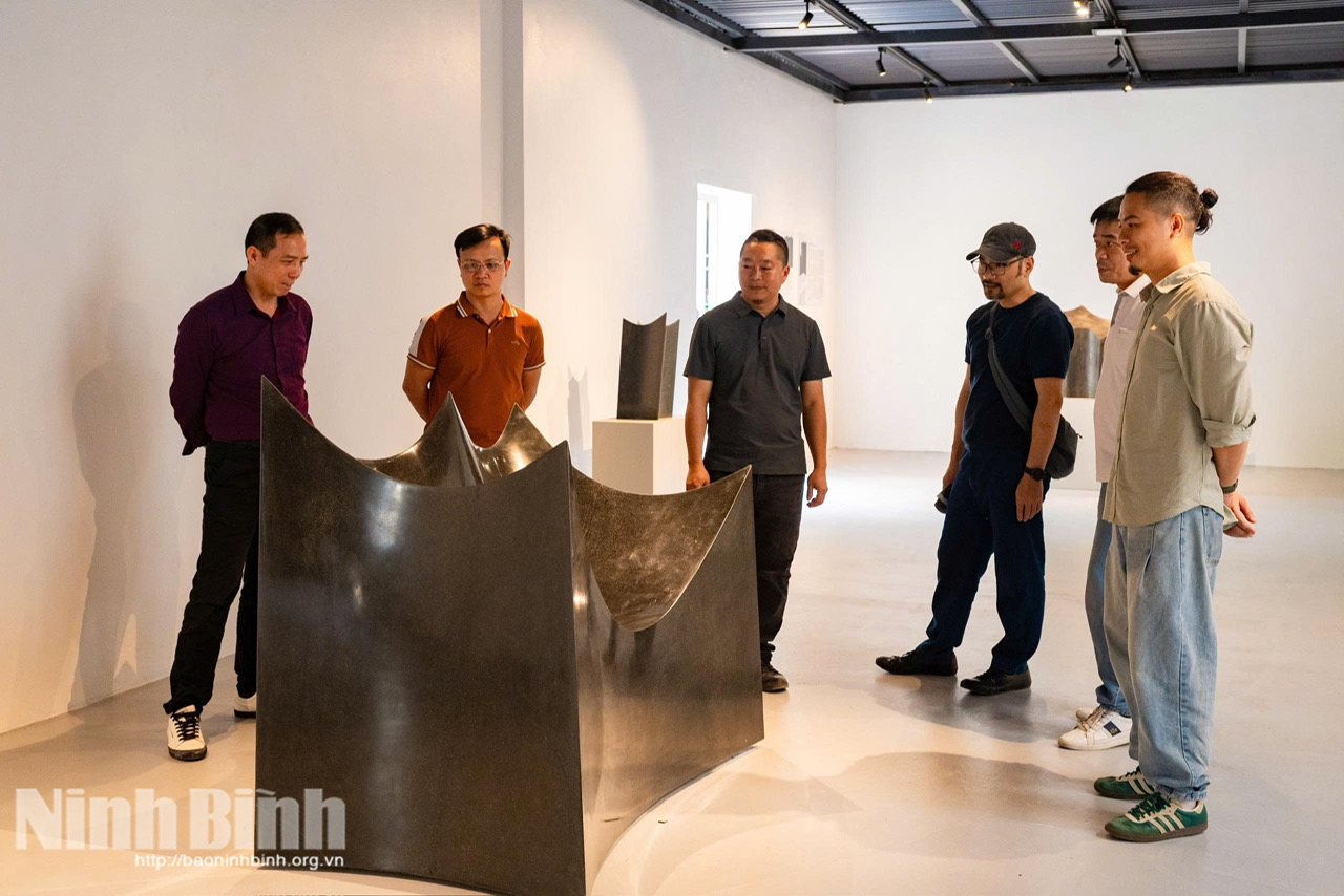 Công chúng thưởng lãm tác phẩm điêu khắc đá hiện đại của Nhà điêu khắc Lương Trịnh tại Sông Vân Art Space. Ảnh: Ngọc Linh
