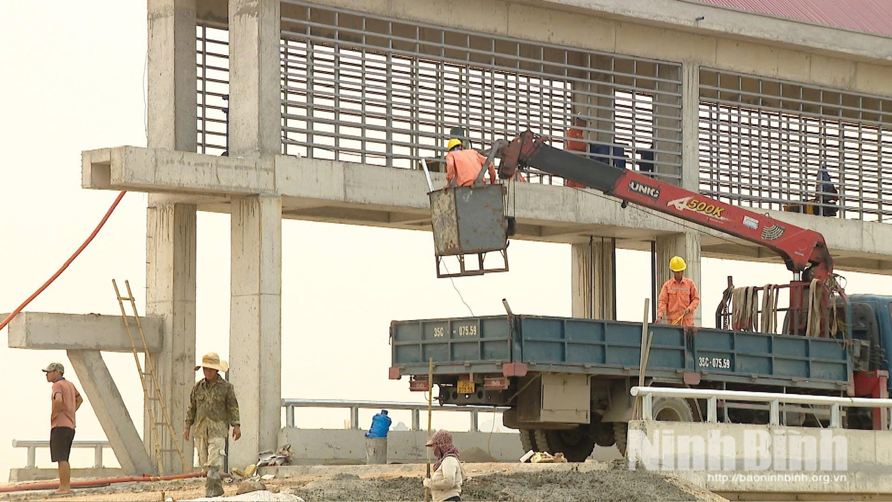 Đội ngũ kỹ sư, công nhân nỗ lực lắp đặt, hoàn thiện những hạng mục cuối cùng của tràn Đức Long (xã Gia Tường).