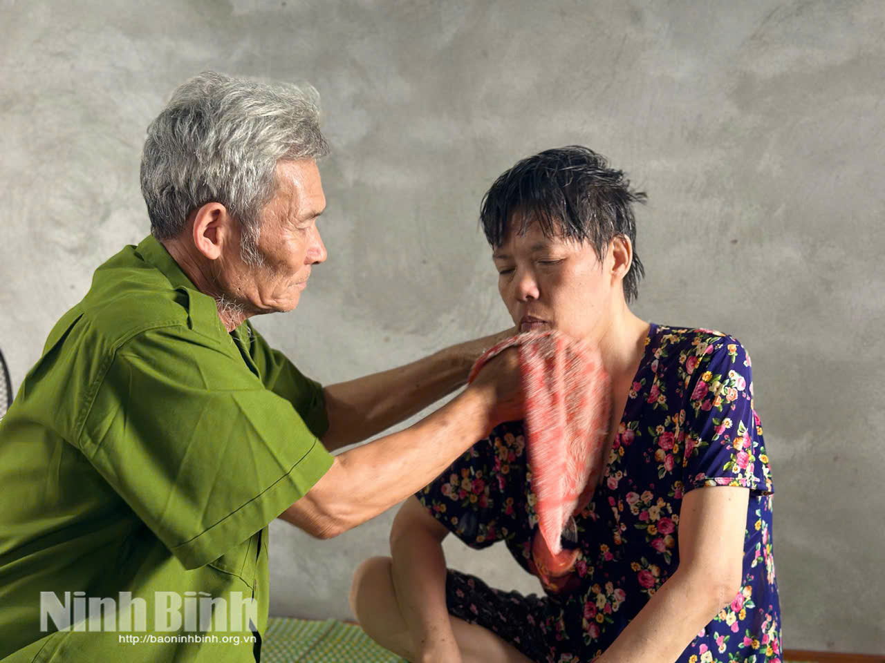 Ở tuổi xế chiều, ông Vũ Đình Nhạn (thôn Hạc Bổng, xã Yên Đồng) vẫn ngày ngày tự tay chăm sóc người con gái mang di chứng nặng nề của chất độc da cam.