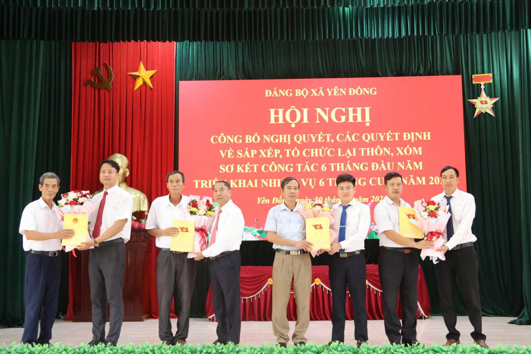 Bộ khung cán bộ cốt cán tại các thôn mới của xã Yên Đồng ra mắt nhận nhiệm vụ, sẵn sàng gánh vác trọng trách trong giai đoạn mới.