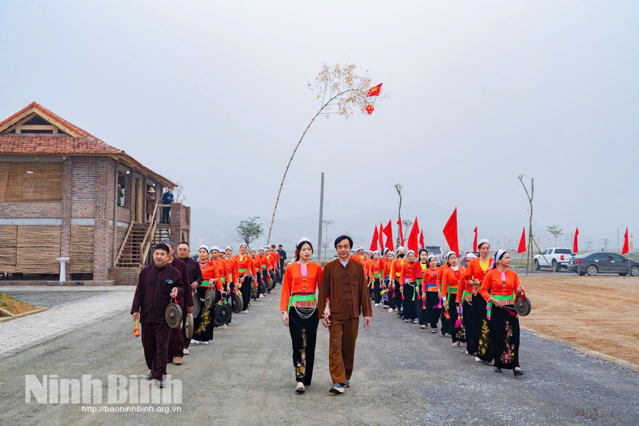 Việc bảo đảm phân bổ nguồn vốn có trọng tâm, trọng điểm sẽ tiếp tục thúc đẩy phát triển kinh tế - xã hội, bảo tồn bản sắc và nâng cao đời sống tinh thần cho người dân vùng đồng bào dân tộc thiểu số. (Trong ảnh: Phục dựng đám cưới của đồng bào dân tộc Mường ở phường Yên Sơn). Ảnh: Ngọc Linh