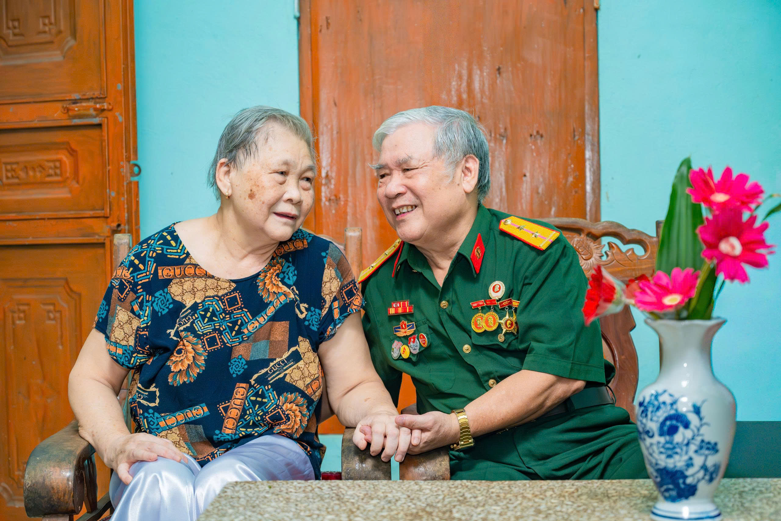 Ông Đặng Quốc Hiển bên người bạn đời đã dũng cảm cùng ông đi qua những năm tháng khốn khó. Ảnh: Ngọc Linh
