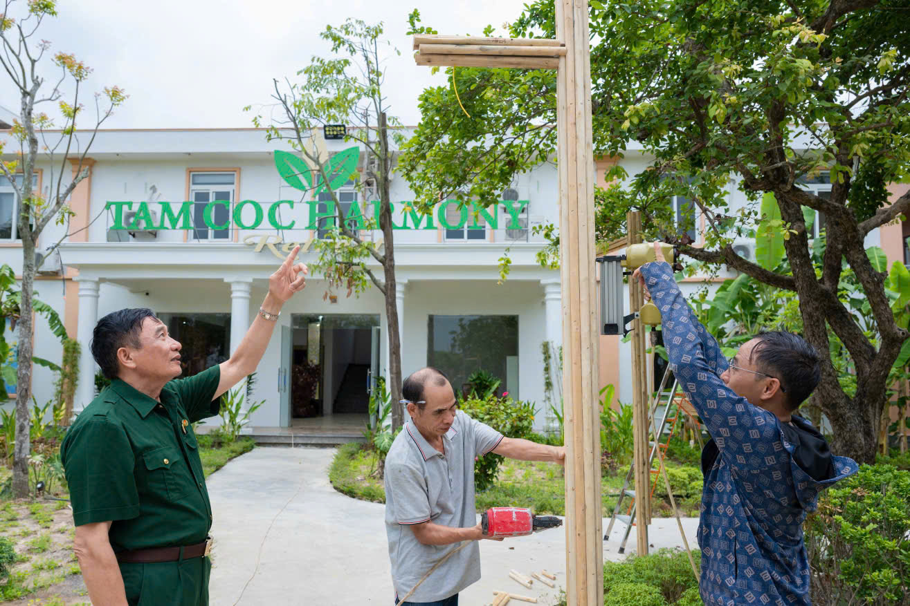 CCB Phạm Đức Minh kiểm tra, chỉ đạo công tác cải tạo, hoàn thiện hạ tầng tại cơ sở lưu trú Tam Cốc Harmony Retreat. Ảnh: Ngọc Linh