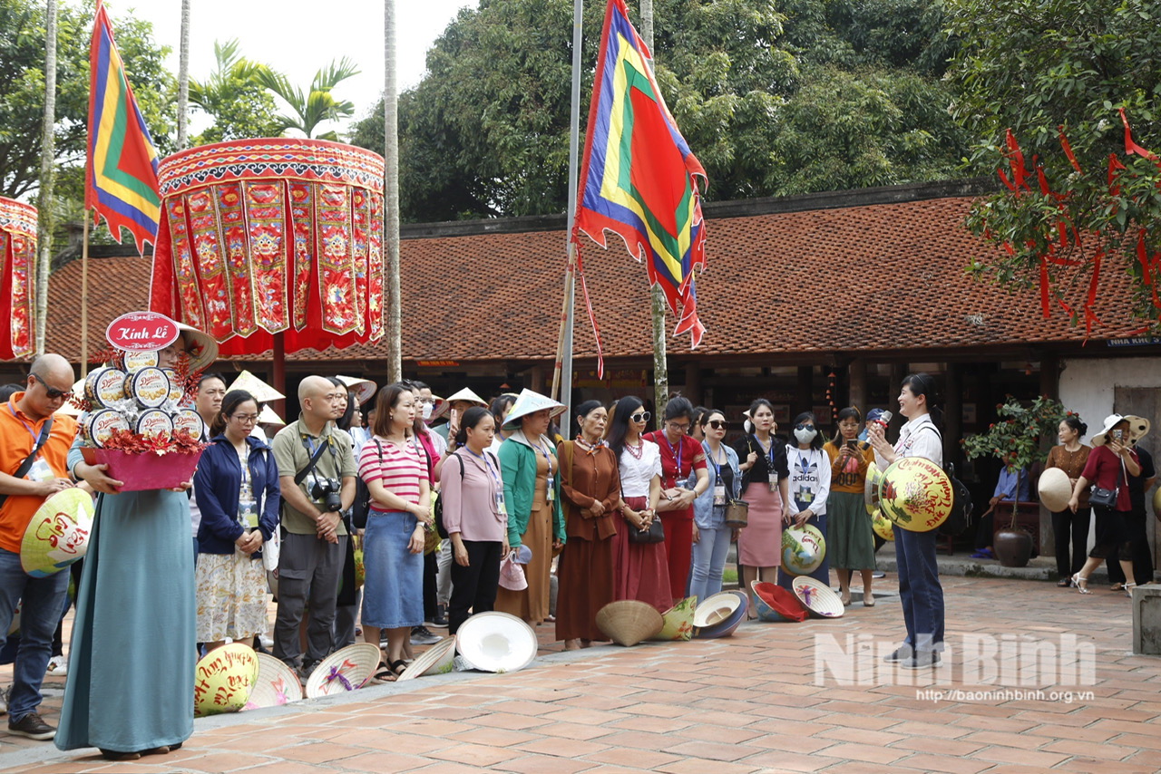 Đội ngũ hướng dẫn viên, thuyết minh viên được đào tạo bài bản đóng vai trò quan trọng trong việc truyền tải giá trị lịch sử, văn hóa địa phương đến du khách.