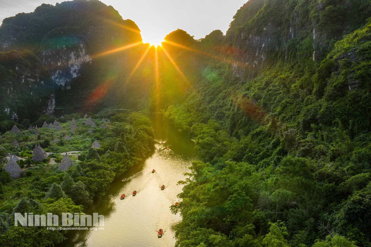 Ninh Bình đứng trước cơ hội lớn vươn tầm trung tâm du lịch quốc tế, kéo theo đòi hỏi cấp thiết về chuẩn hóa và nâng chất nguồn nhân lực làm nghề. (Trong ảnh: Quang cảnh Tràng An). Ảnh: Ngọc Linh