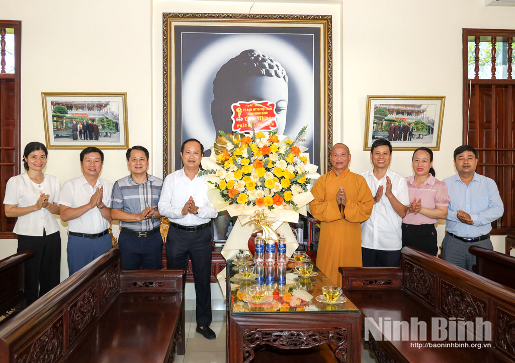Đồng chí Trần Đăng An, Phó Chủ tịch Ủy ban MTTQ Việt Nam tỉnh tặng hoa chúc mừng Hòa thượng Thích Quảng Hà, Phó Chủ tịch Hội đồng trị sự Trung ương Giáo hội Phật giáo Việt Nam, Trưởng Ban Trị sự Giáo hội Phật giáo Việt Nam tỉnh, trụ trì chùa Phúc Trọng, phường Thành Nam. Ảnh: Văn Huỳnh