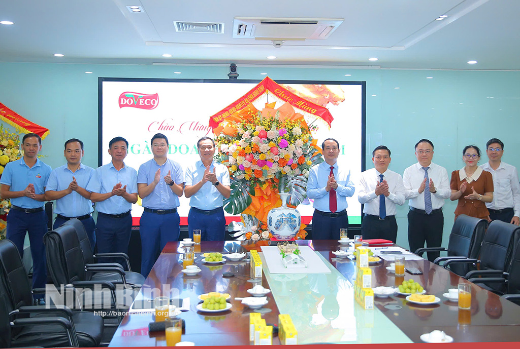 Đồng chí Mai Văn Tuất, Phó Bí thư Tỉnh ủy, Chủ tịch Ủy ban MTTQ Việt Nam tỉnh tặng hoa chúc mừng Công ty Cổ phần Thực phẩm Xuất khẩu Đồng Giao.