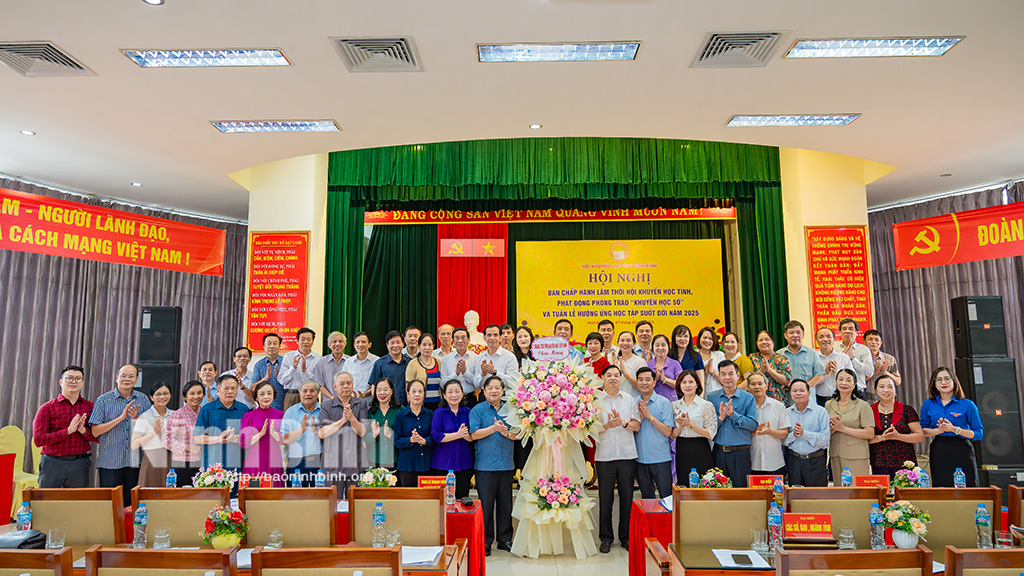 Đại diện lãnh đạo Trung ương Hội Khuyến học Việt Nam và các sở, ban, ngành tặng hoa chúc mừng hội nghị.