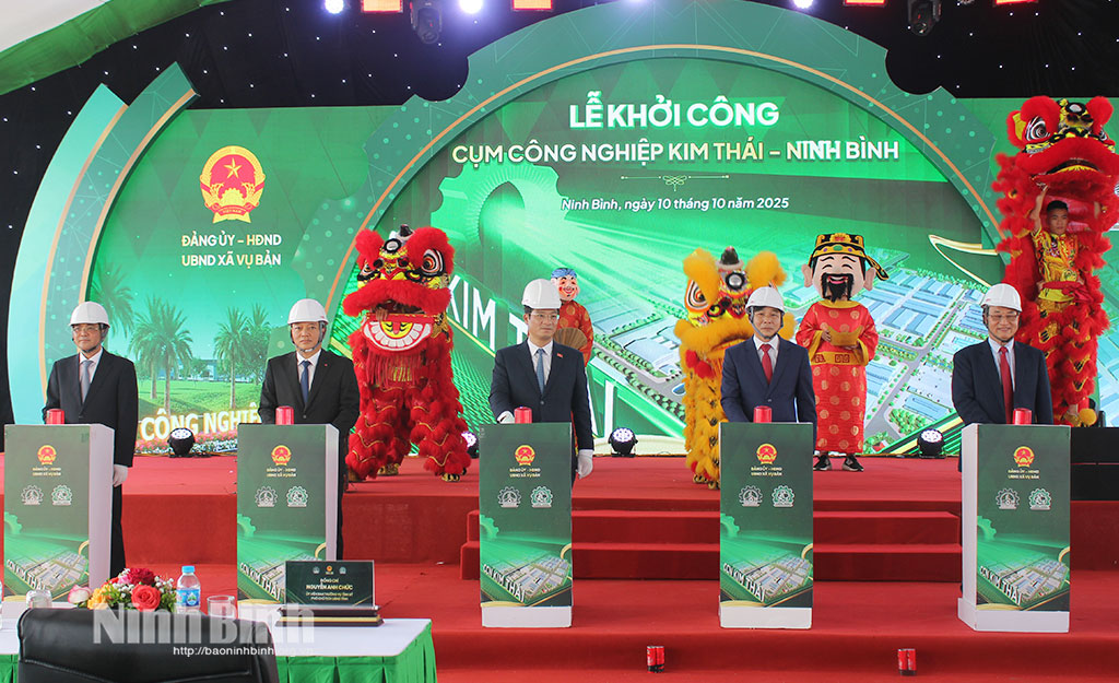 Delegates press buttons to start construction at Kim Thai industrial cluster in Vu Ban commune.