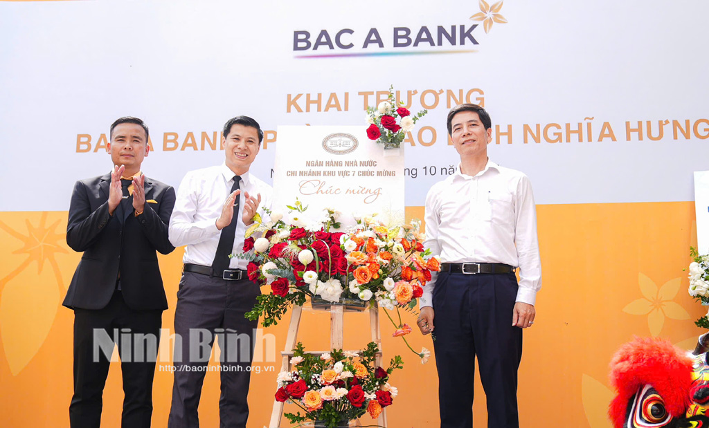 Lãnh đạo Ngân hàng Nhà nước chi nhánh khu vực 7 tặng hoa chúc mừng khai trương Phòng giao dịch.