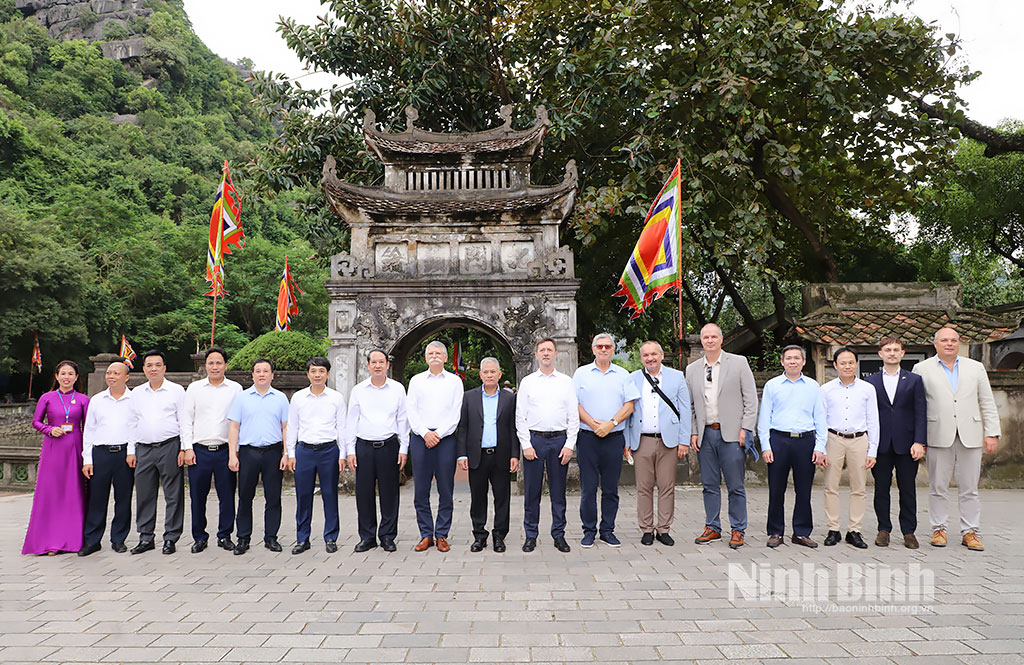 The Hungarian National Assembly Speaker and his delegation visitHoa Lu ancient capital.