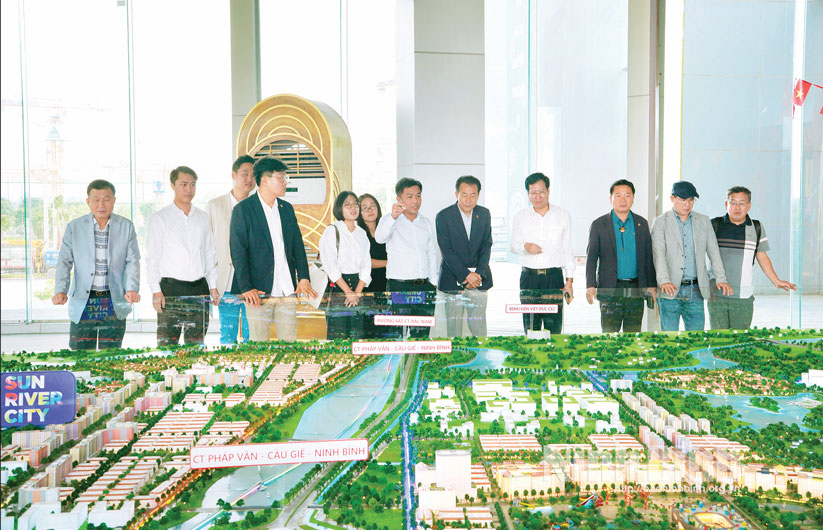 Delegates observe model of urban area invested by SunGroup in Ha Nam ward.