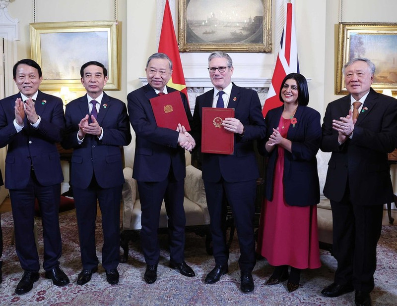 General Secretary To Lam and UK Prime Minister Keir Starmer exchange a Joint Declaration on upgrading Viet Nam UK relations to a comprehensive strategic partnership. (Photo: VNA)