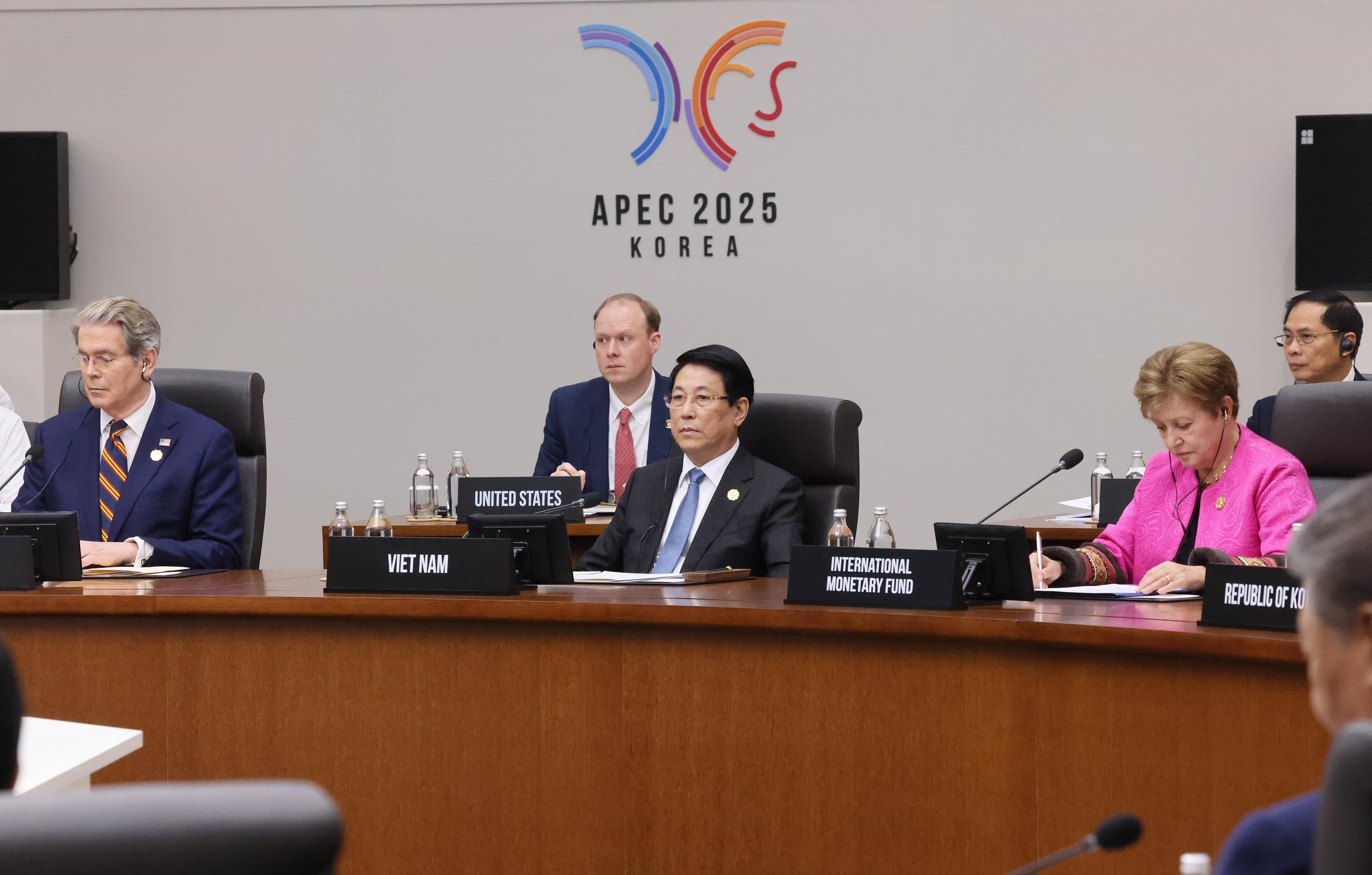 Chủ tịch nước Lương Cường dự Hội nghị Cấp cao Diễn đàn Hợp tác kinh tế châu Á - Thái Bình Dương (APEC) lần thứ 32. Ảnh: TTXVN