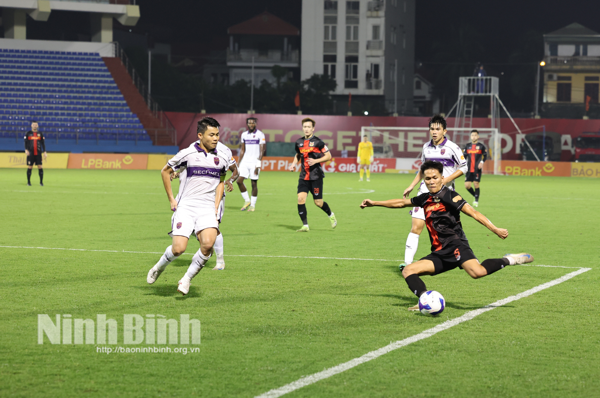 Một tình huống tấn công của cầu thủ Ninh Bình FC.