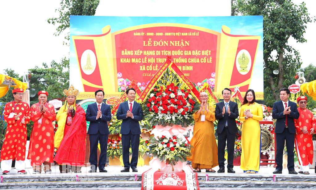 Secretary of provincial party committee presents flowers to congratulate the Party, administration and people of Co Le commune.