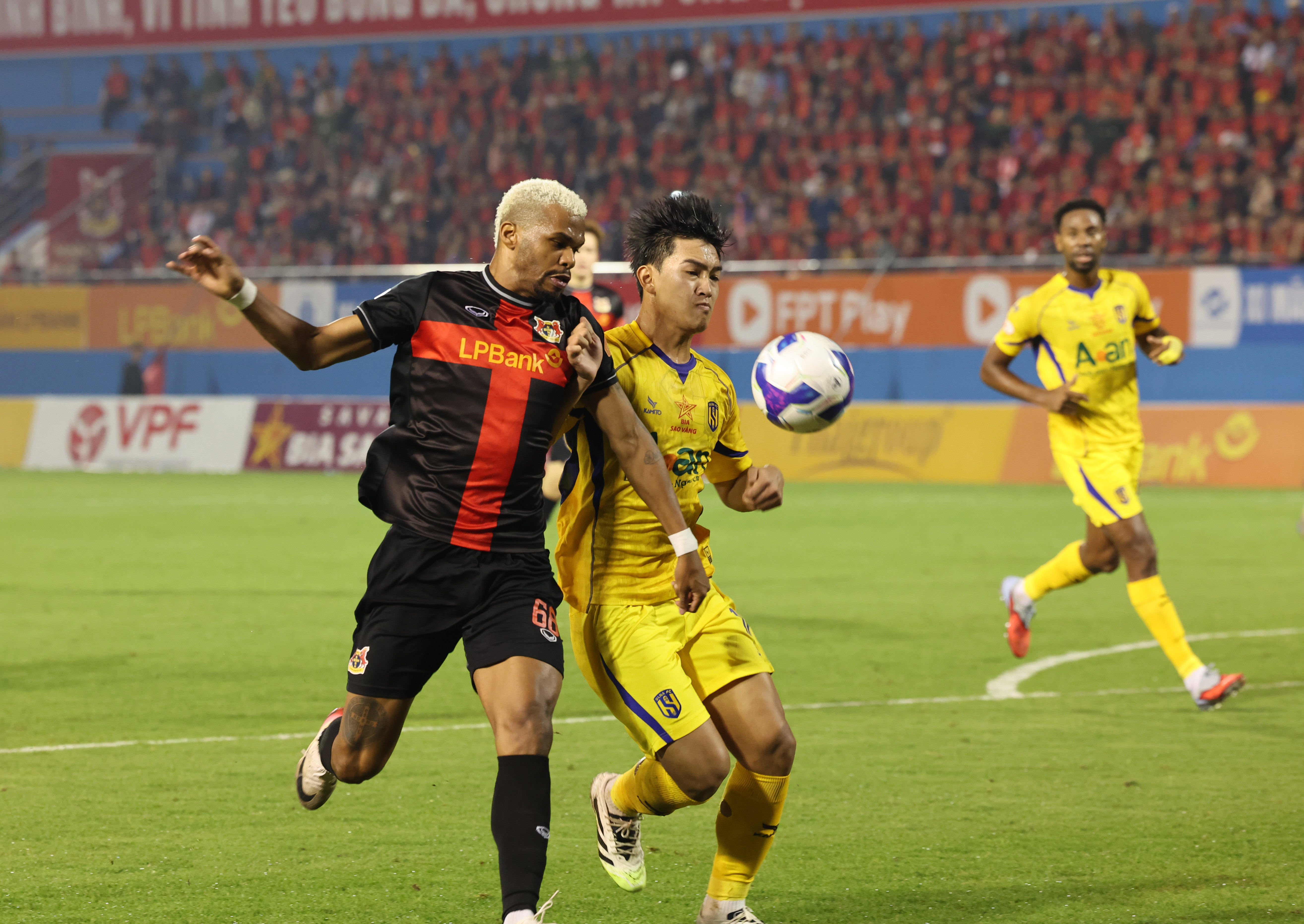 At the match between Ninh Binh FC and Song Lam Nghe An.