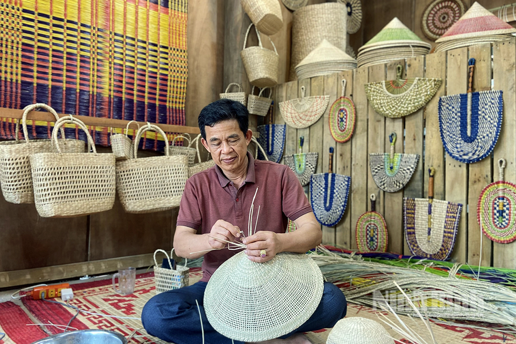 Making sedge products in Kim Son commune.