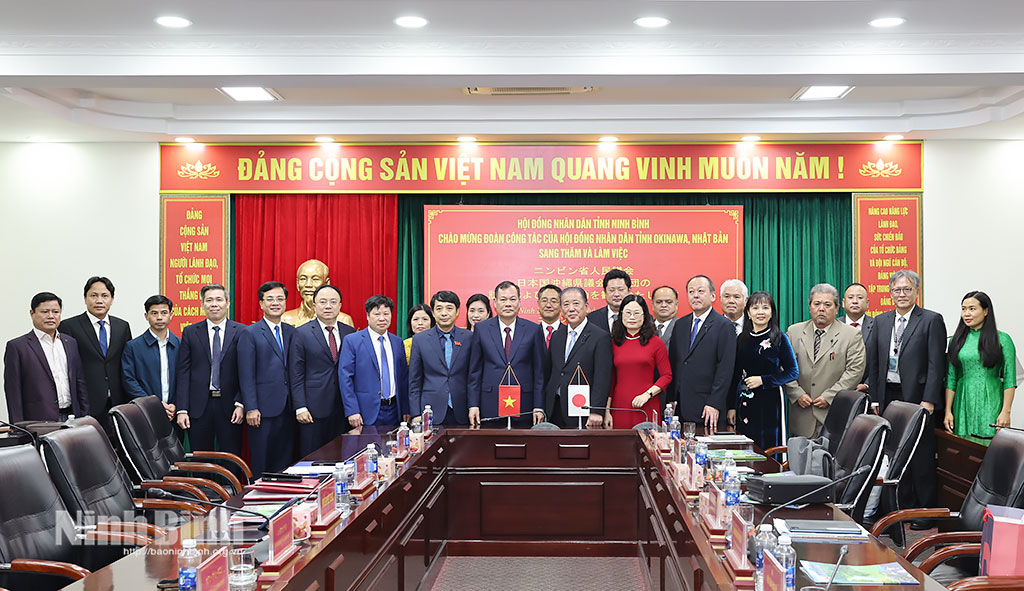 The Okinawa prefecture's delegation works in Ninh Binh.
