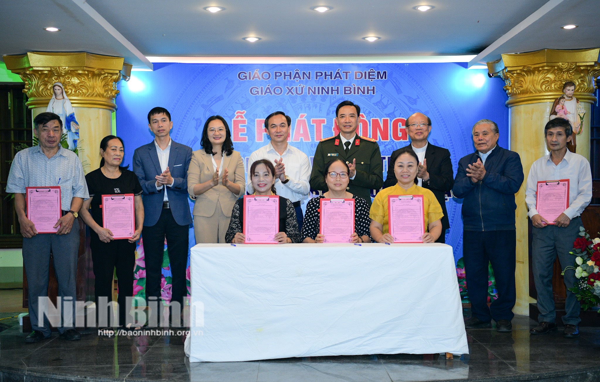 Đại diện các hộ gia đình ký cam kết với Giáo xứ Ninh Bình về bảo vệ môi trường, ứng phó với biến đổi khí hậu.