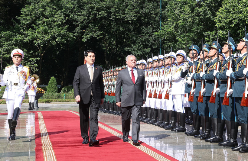 State President Luong Cuong (L) and King Abdullah II Ibn Al Hussein of the Hashemite Kingdom of Jordan inspect the guard of honour. (Photo: VNA)