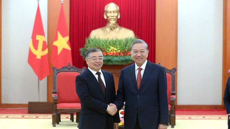 General Secretary of the Communist Party of Viet Nam Central Committee To Lam (R) receives Li Shulei, Politburo member, Secretary of the Communist Party of China Central Committee’s Secretariat, and Head of the CPC Central Committee’s Publicity Department. (Photo: NDO)