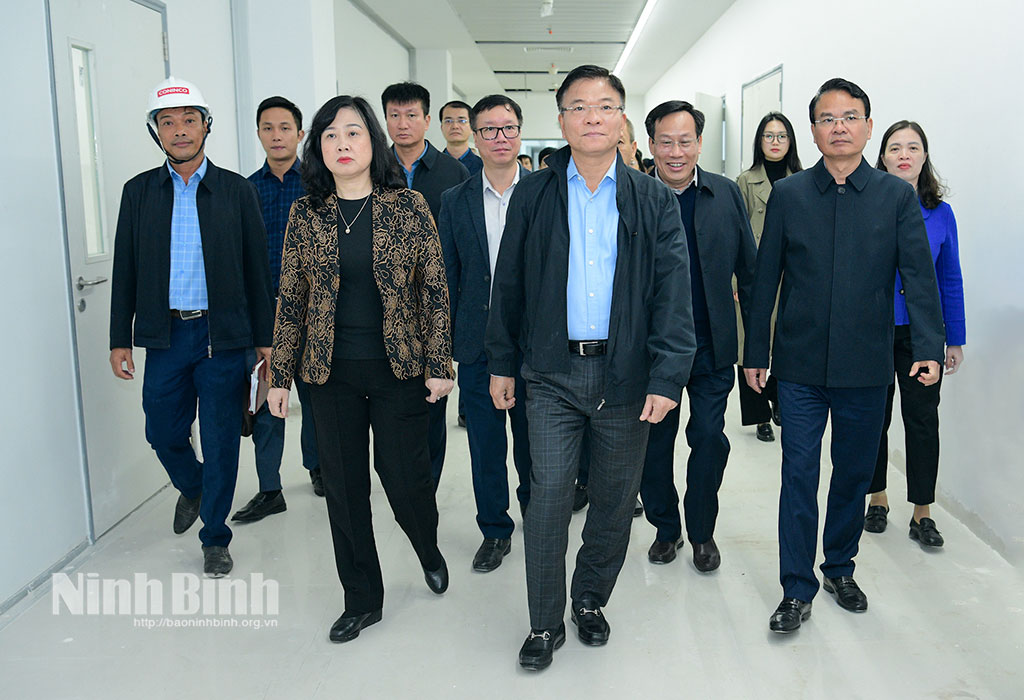 Deputy PM Le Thanh Long inspects progress of second establishments of Viet Duc Hospital.