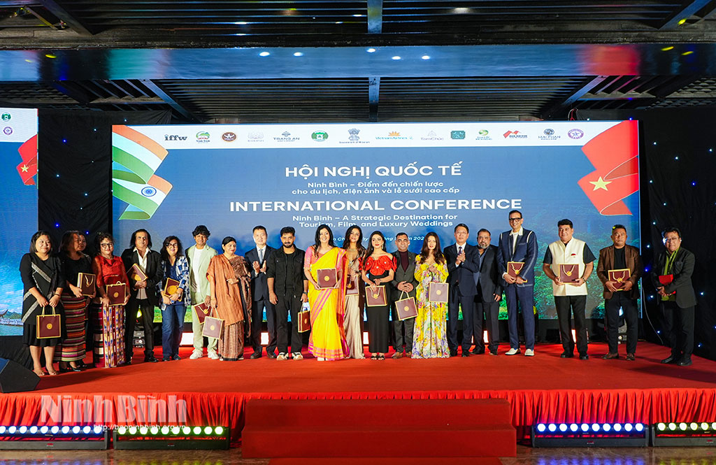 Provincial leader presented gifts to Indian film producers, artists.