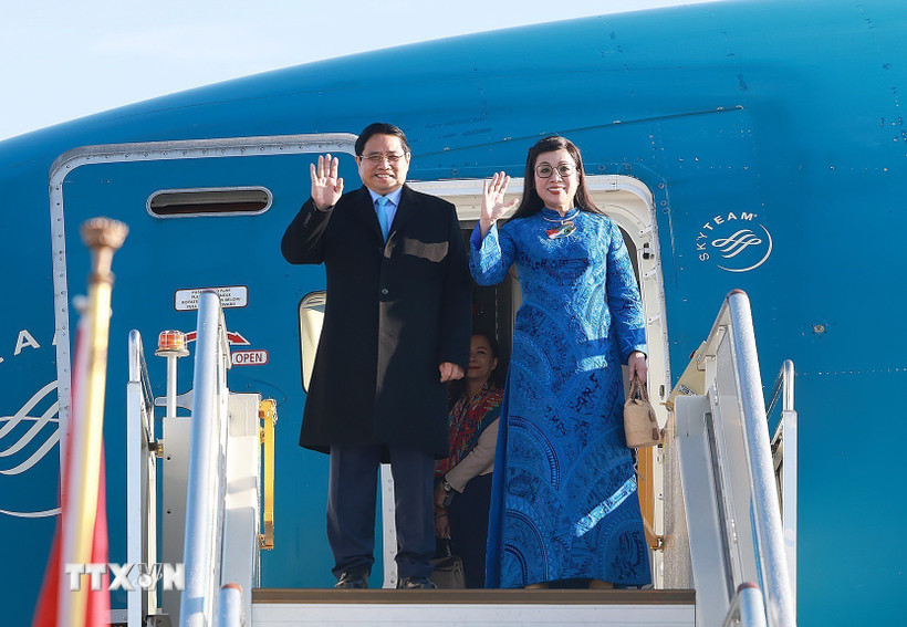 Prime Minister Pham Minh Chinh and his spouse arrive at O.R. Tambo Airport in Johannesburg on November 21 morning, starting their participation in the G20 Summit and a series of bilateral activities in South Africa. (Photo: VNA)