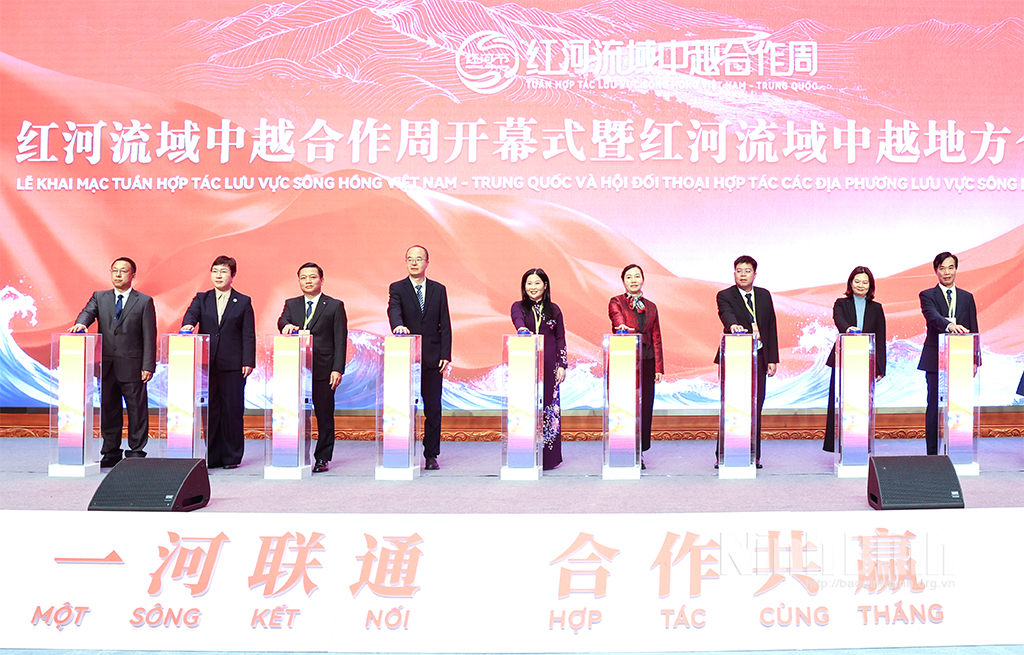 Leaders of the two sides press the buttons to inaugurate the Vietnam China Cooperation Week in the Red River basin and dialogues with localities of the two countries.