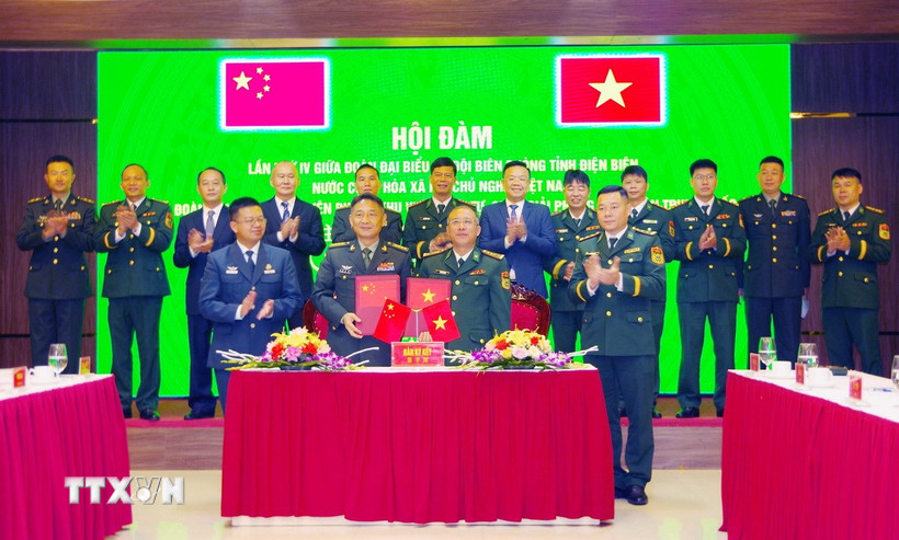 Hai bên ký kết và trao đổi biên bản ghi nhớ nội dung hợp tác. (Ảnh: TTXVN phát)