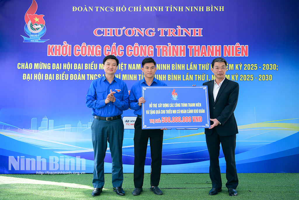 Đồng chí Nguyễn Hoàng Hà, Uỷ viên Ban Thường vụ Tỉnh uỷ, Phó Chủ tịch Thường trực Uỷ ban MTTQ Việt Nam tỉnh và đồng chí Trần Ngọc Nam, Tỉnh ủy viên, Phó Chủ tịch Ủy ban MTTQ Việt Nam tỉnh, Bí thư Tỉnh đoàn trao biển biểu trưng số tiền hỗ trợ xây dựng các công trình thanh niên tại xã Khánh Trung.