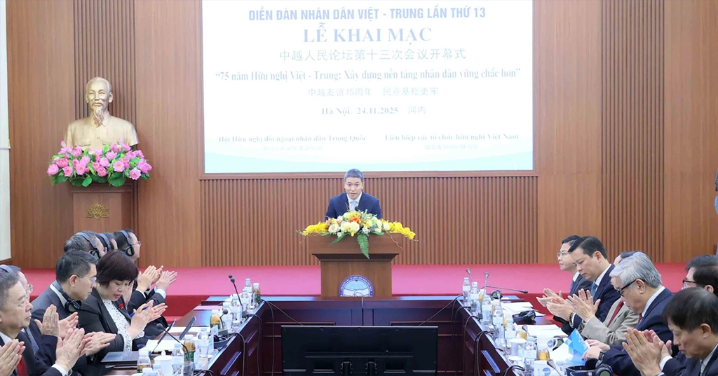 Phan Anh Son, President of the Vietnam Union of Friendship Organisations, addresses the opening ceremony of the 13th Viet Nam China People’s Forum in Ha Noi on November 24. (Photo: VNA)