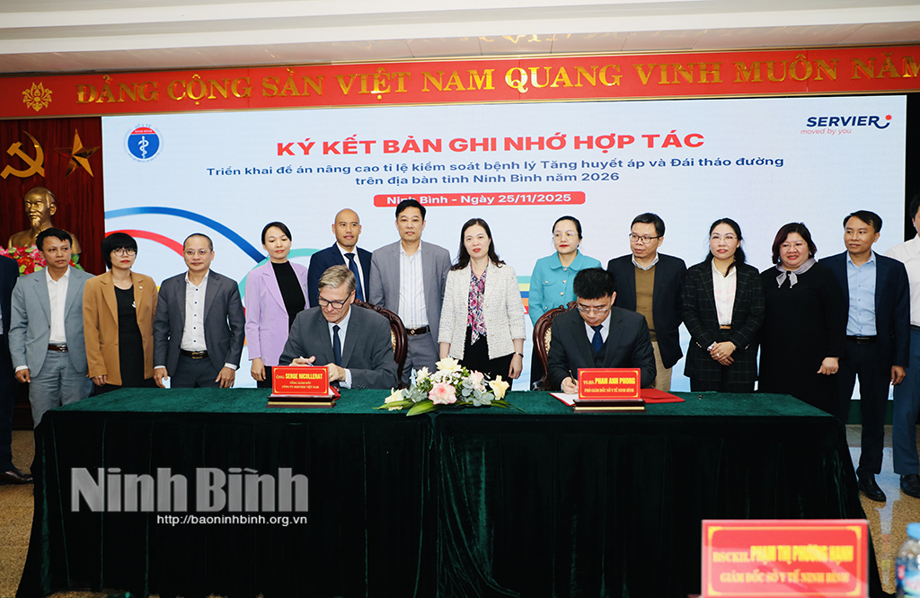 Đại diện Sở Y tế tỉnh Ninh Bình và Công ty TNHH Servier Việt Nam ký kết Biên bản ghi nhớ hợp tác triển khai Đề án nâng cao tỷ lệ kiểm soát bệnh lý tăng huyết áp và đái tháo đường trên địa bàn tỉnh năm 2026.
