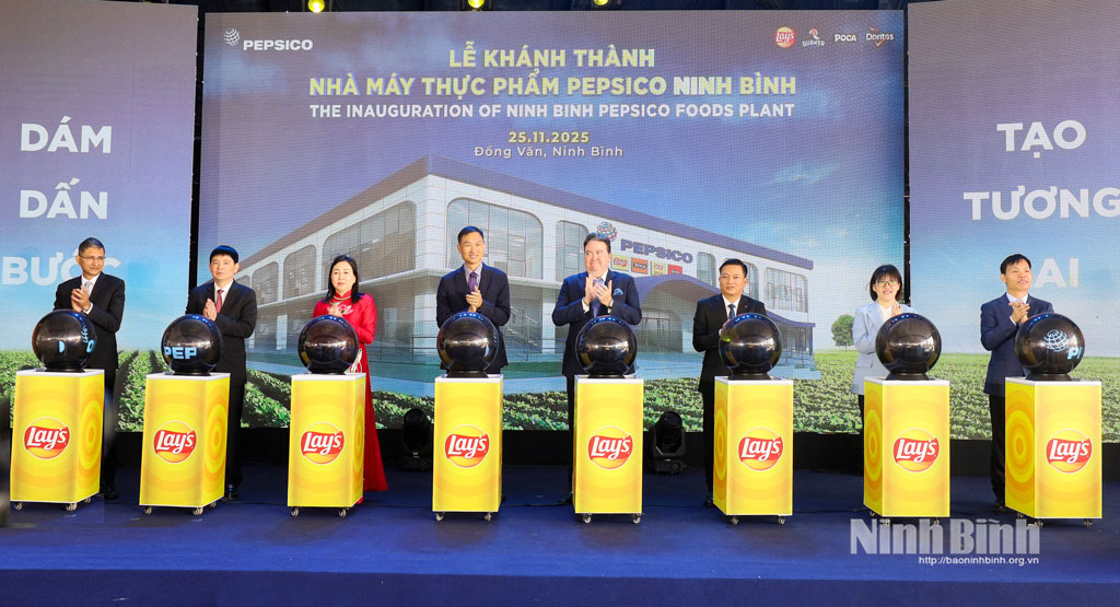 Delegates press buttons to inaugurate PepsiCo Ninh Binh Foods Factory in the expanded Dong Van I Industrial Park.